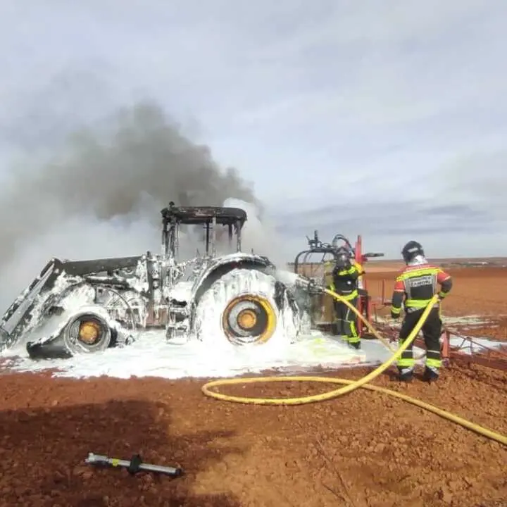 un tractor se incedia en Torres de Carrizal  (1)