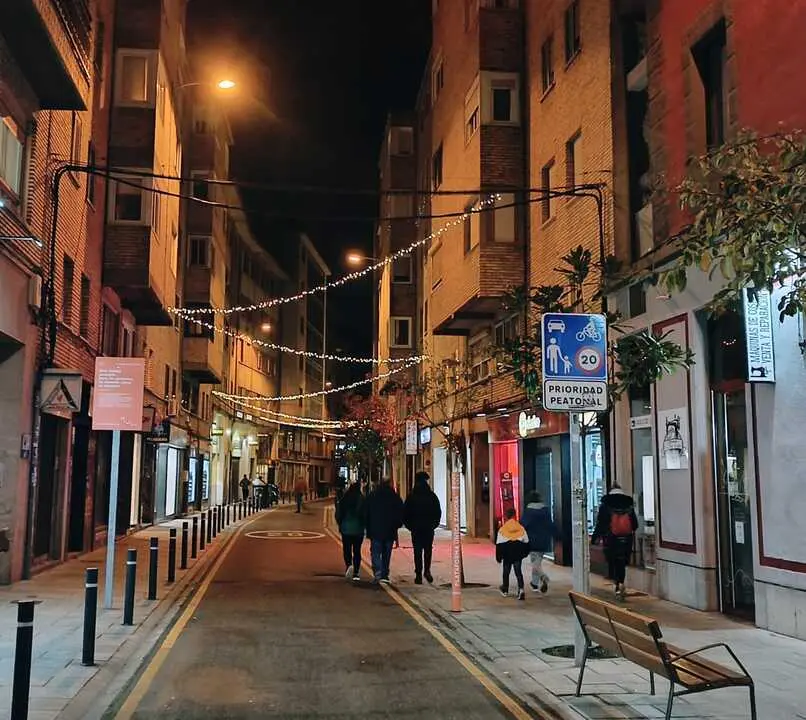 Calle Magistral Romero iluminada