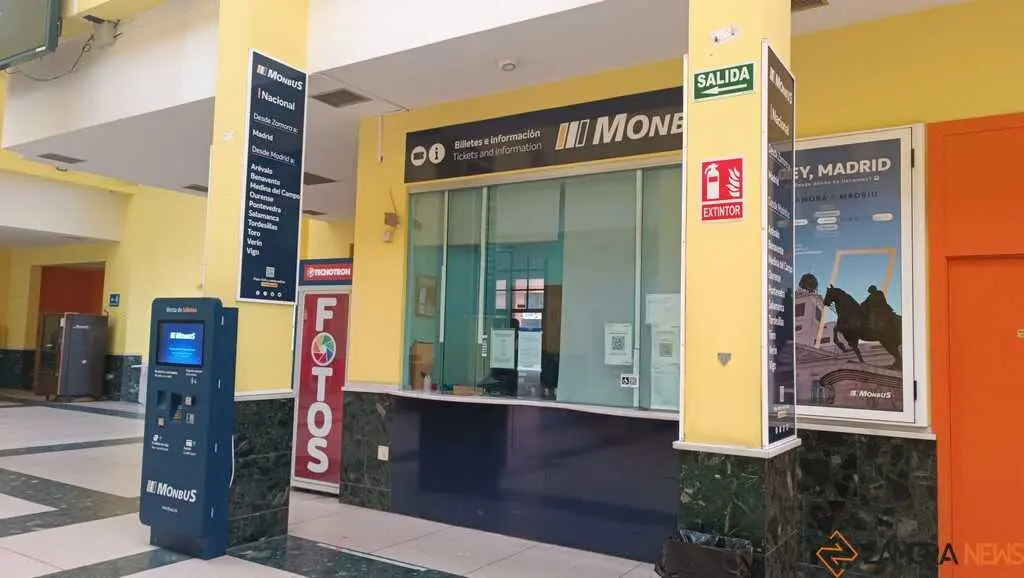Taquilla de Monb&uacute;s en la estaci&oacute;n de Zamora