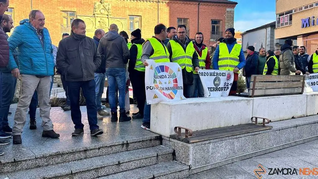 agricultores muestran su apoyo en el juzgado de Benavente _3