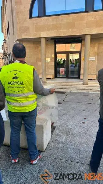 agricultores muestran su apoyo en el juzgado de Benavente _2