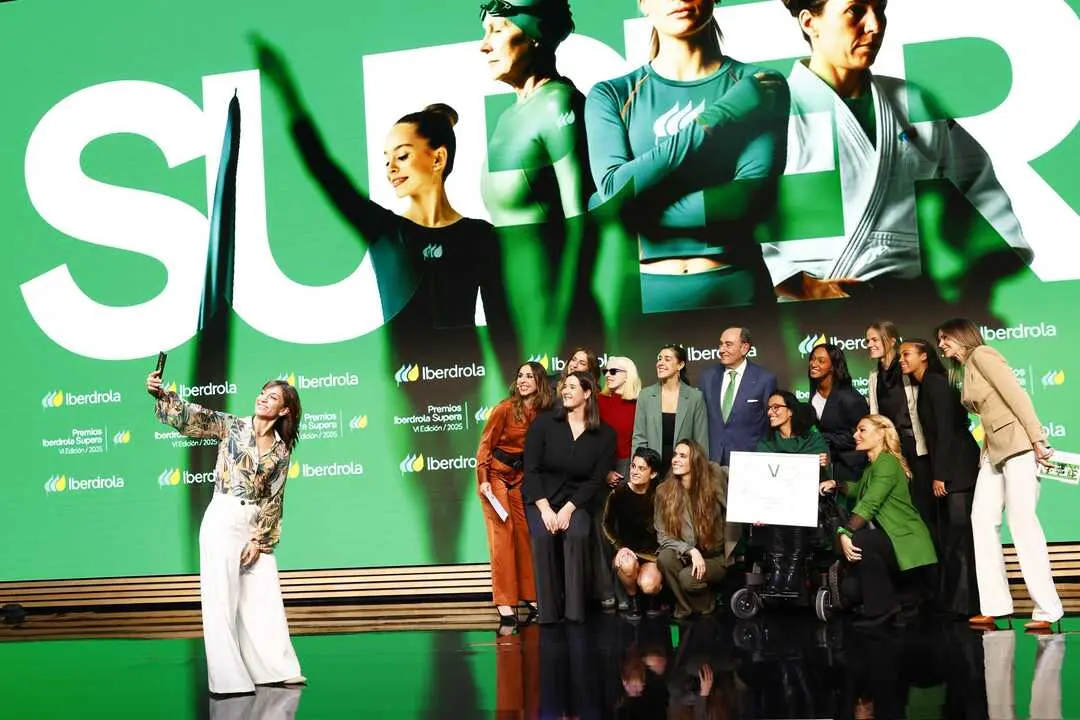 2025-12-3.- Reconocimiento a Galán de las Embajadoras I