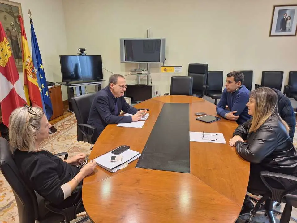 Ángel Blanco con la alcaldesa Morales del Vino