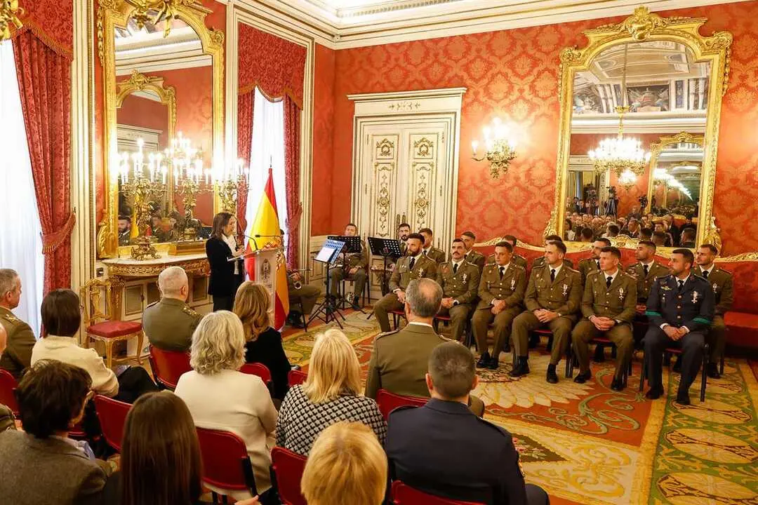 La ministra de Defensa, Margarita Robles, preside el acto de entrega de condecoraciones a la Unidad Militar de Emergencias, en el Cuartel General del Ejército de Tierra, en Madrid