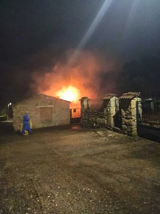 incendio garaje en Pino del Oro (2)