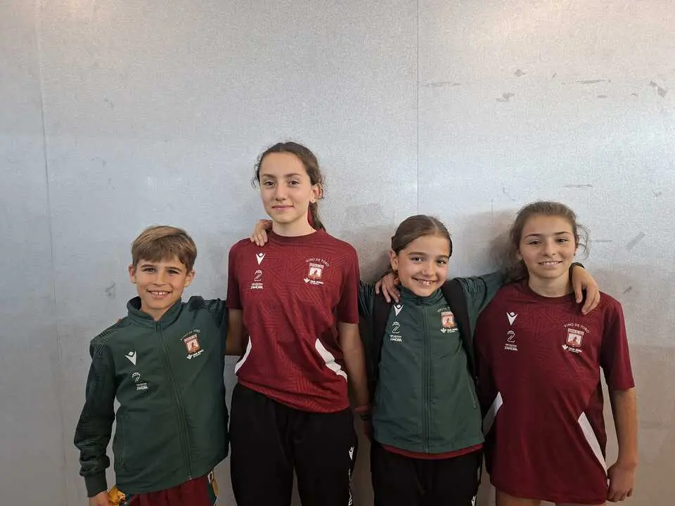 Atletas sub 14 y sub 12 del vino toro caja rural que se desplazaron a salamanca
