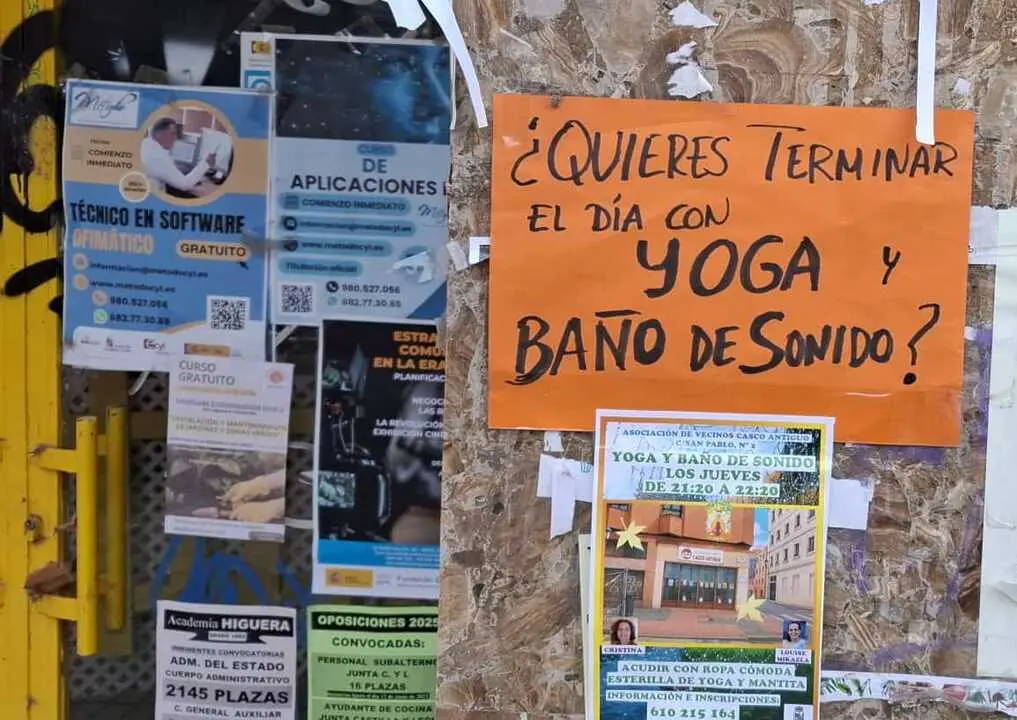 Anuncio de baño de sonido en una calle de Zamora
