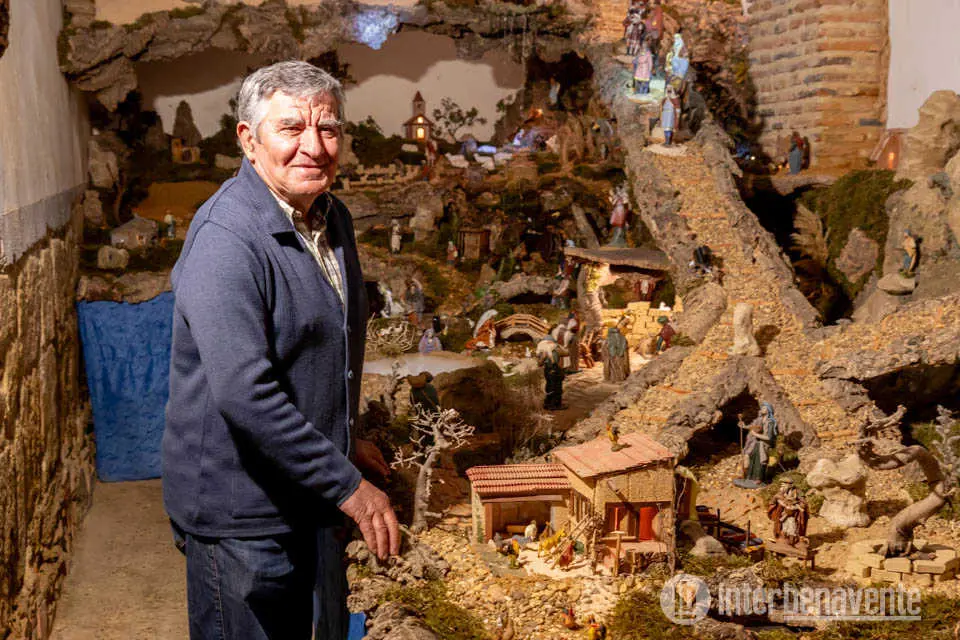 Luis León muestra su Belén. Foto Interbenavente