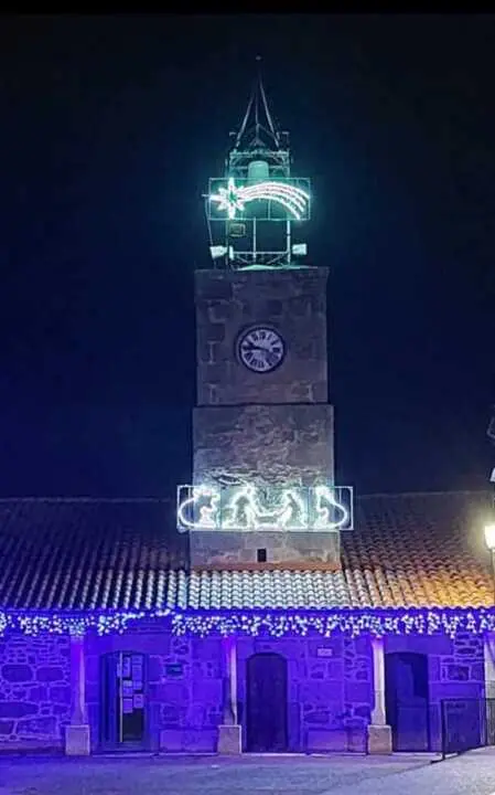 Reloj de la Plaza de Carbellino de Sayago iluminado