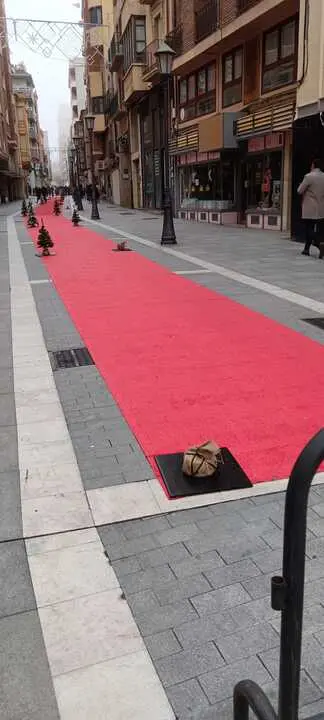 Destrozan los &aacute;rboles de la alfombra roja de San Torcuato