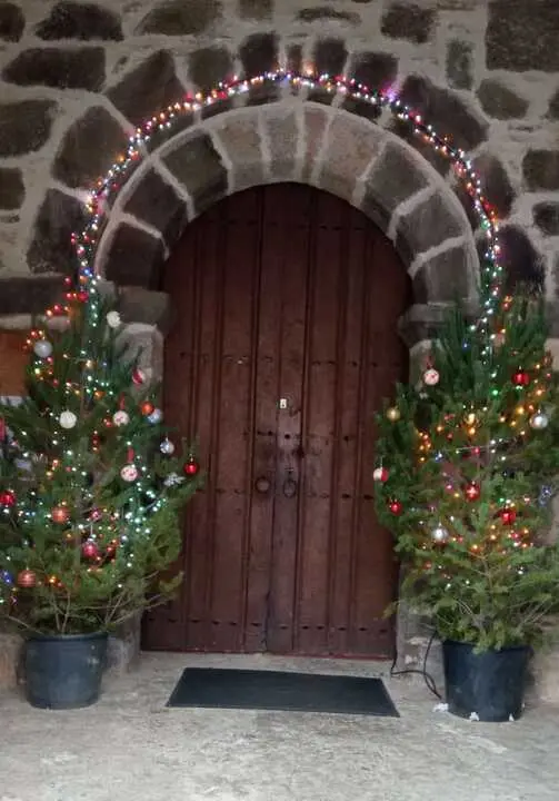 Puerta de la Iglesia de la Torre de Aliste adornada