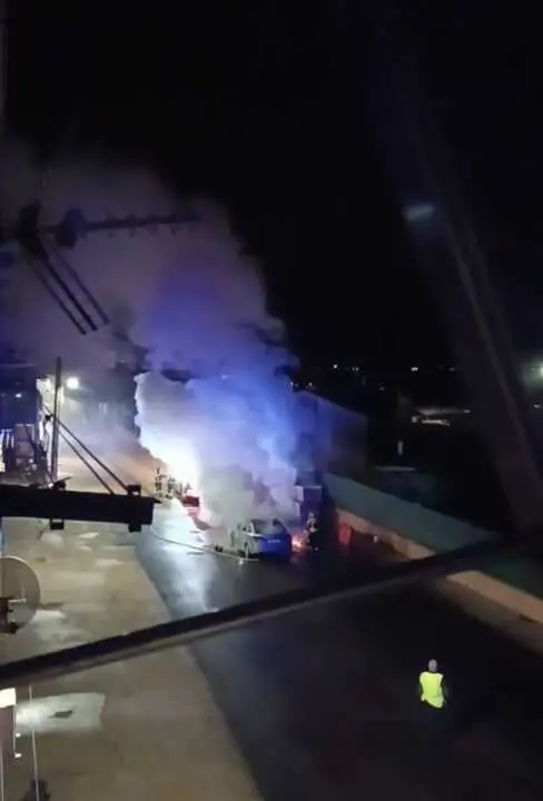 Veh&iacute;cul en llamas en Morales del Vino