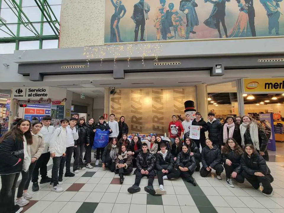 Alumnado del Colegio Nuestra Se&ntilde;ora del Roc&iacute;o en Carrefour