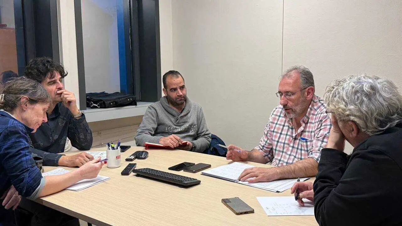Reuni&oacute;n de IU Castilla y Le&oacute;n con trabajadores de Telef&oacute;nica