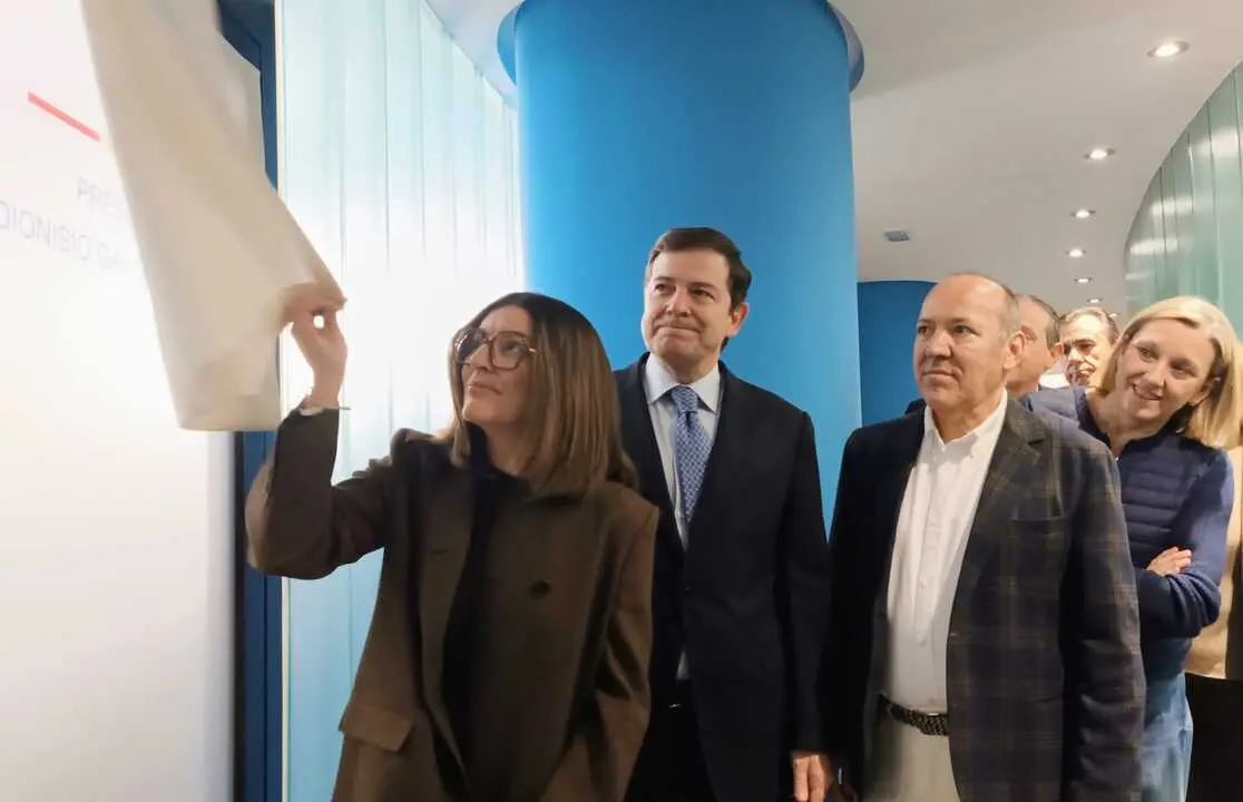 La hija de Dionisio Garc&iacute;a descubre la placa dedicada a su padre en la sede del PP