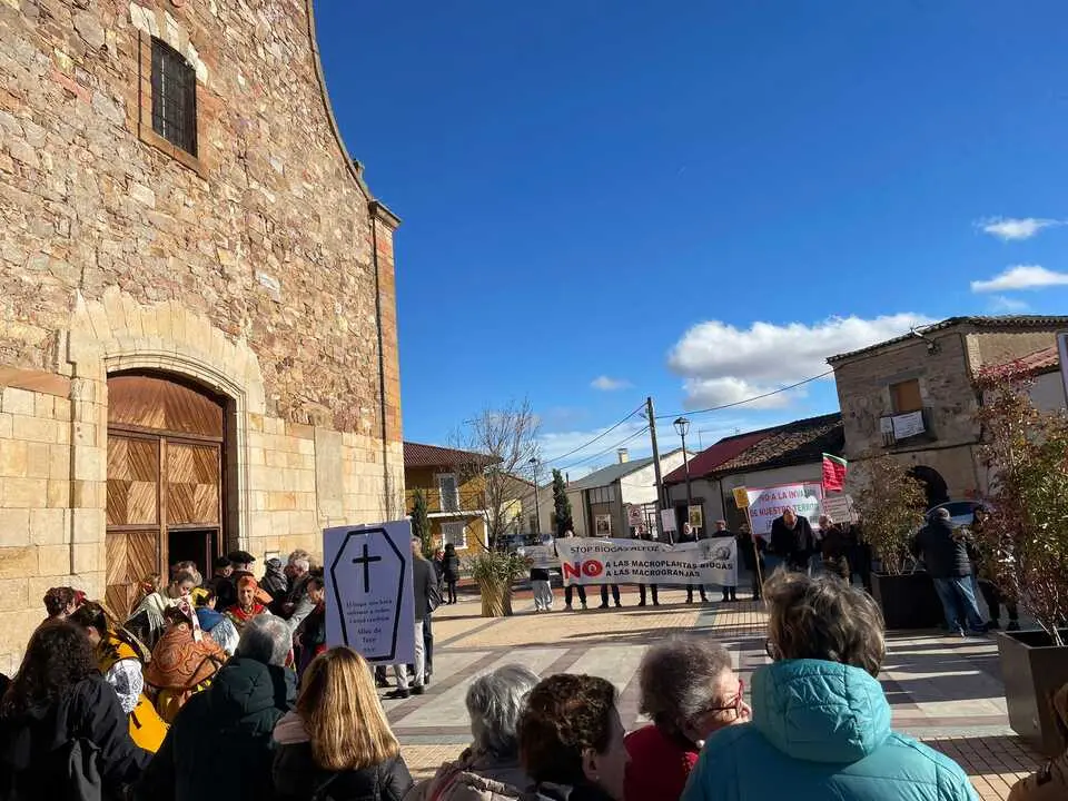 Concentraci&oacute;n contra el biog&aacute;s a la puerta de la iglesia de San Cebri&aacute;n de Castro