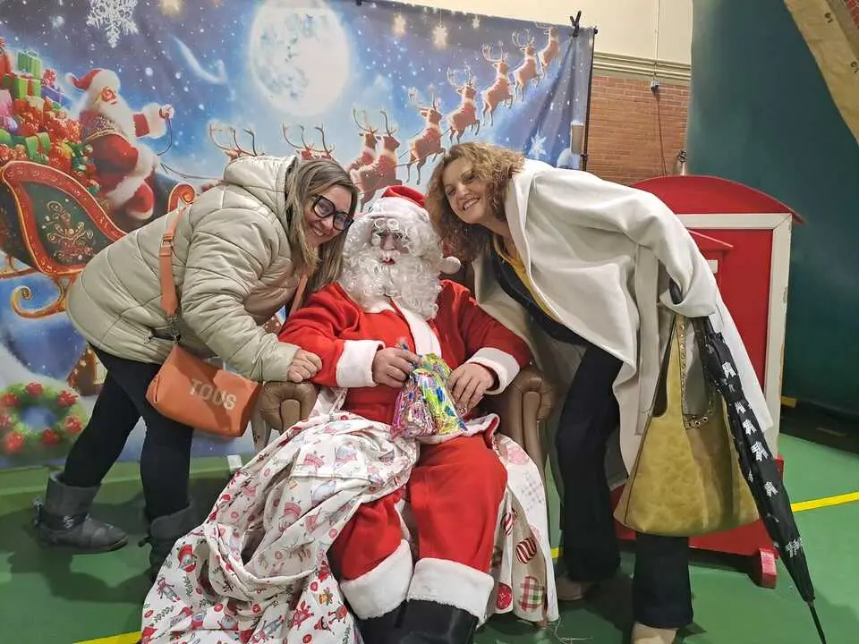 Papa Noel posa en Villalpando con dos integrantes del AMPA