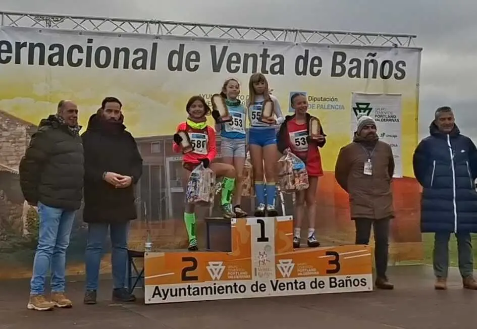 Elisa Urtasun en el podio Sub 12