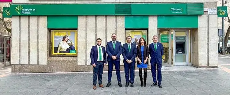 De izquierda a derecha: Diego Castro, gestor comercial; Carlos Mart&iacute;n-Salas, director de red comercial; Alfonso Ba&ntilde;os, director de oficina; Trinidad Talavera, directora territorial; y Miguel &Aacute;ngel &Aacute;lvarez, gestor comercial