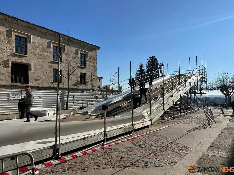 Instalaci&oacute;n del tobog&aacute;n gigante. Imagen de archivo