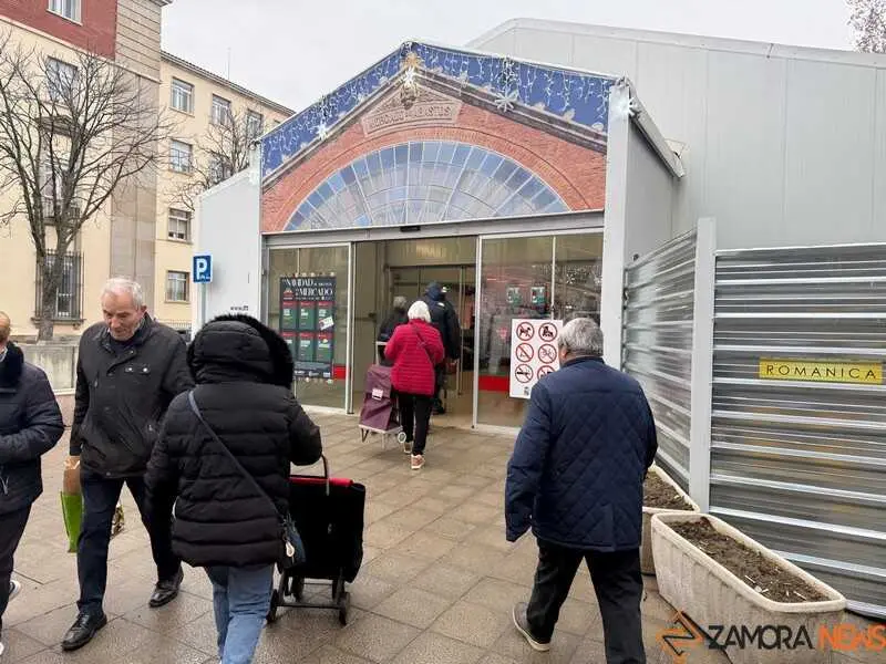 gente entrando a comprar al Mercado de Abastos _2