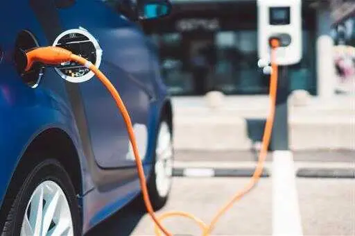 Coche el&eacute;ctrico recargando