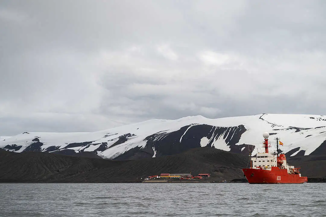 El buque de investigaci&oacute;n oceanogr&aacute;fica 'Hesp&eacute;rides' en la costa ant&aacute;rtica