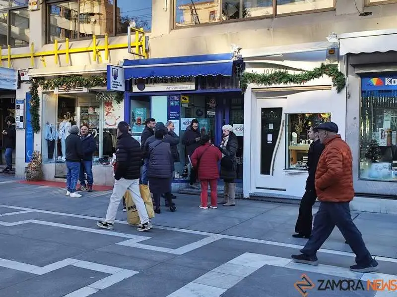 personas esperando en una administraci&oacute;n de Loter&iacute;a en Zamora 