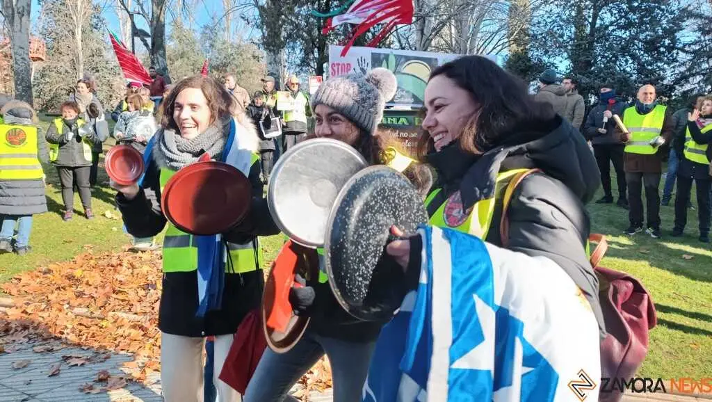 cacerolada contra las plantas de biog&aacute;s en Zamora 