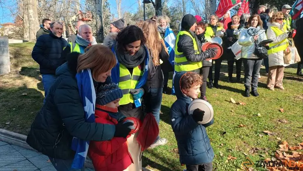 cacerolada contra las plantas de biog&aacute;s en Zamora _3