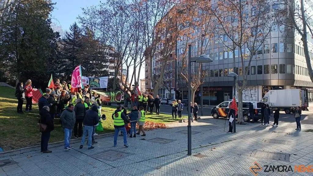 cacerolada contra las plantas de biog&aacute;s en Zamora _10