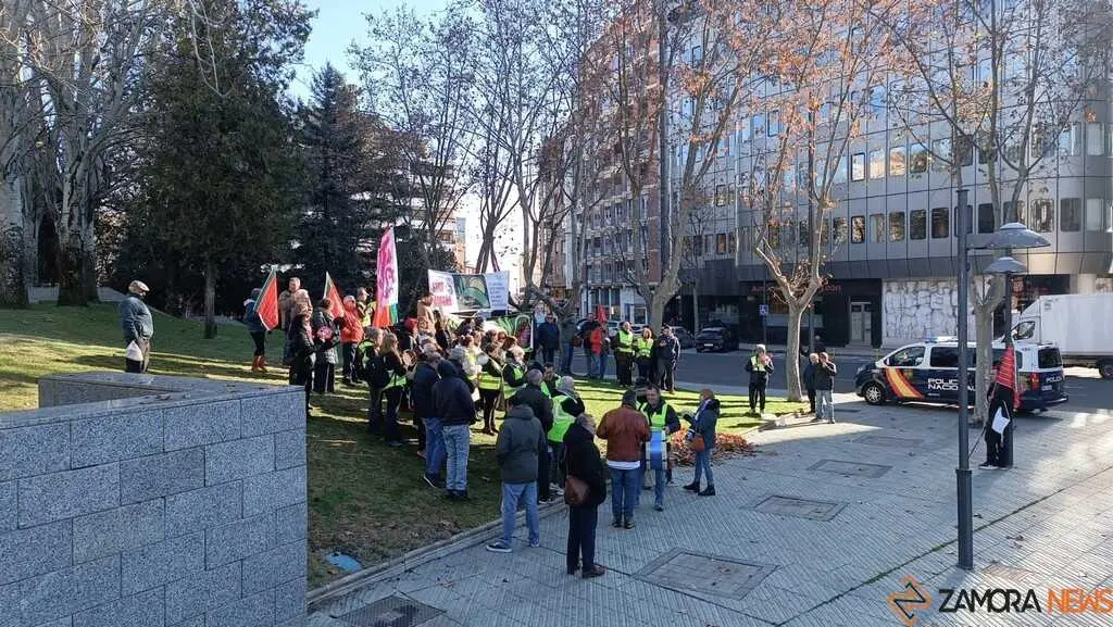 cacerolada contra las plantas de biog&aacute;s en Zamora _11