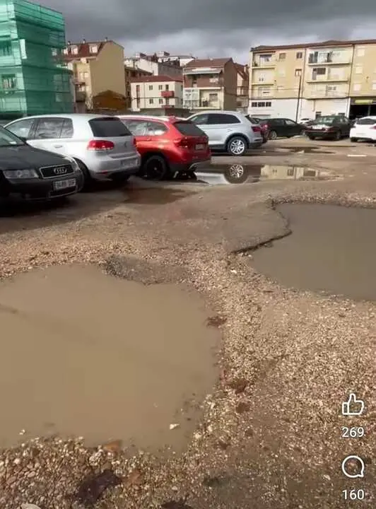Zona donde aparcan las coches en la Barriada de Asturias