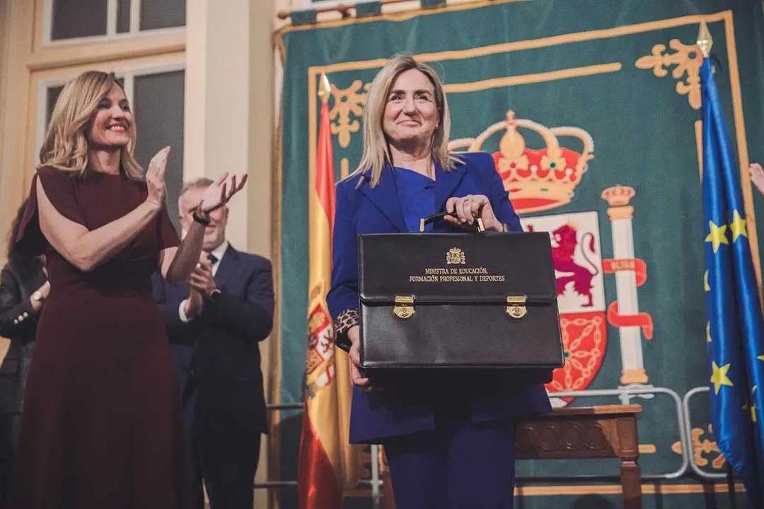 Milagros Tol&oacute;n recibe la cartera de ministra de Educaci&oacute;n, Formaci&oacute;n Profesional y Deportes de la mano de su predecesora en el cargo, Pilar Alegr&iacute;a