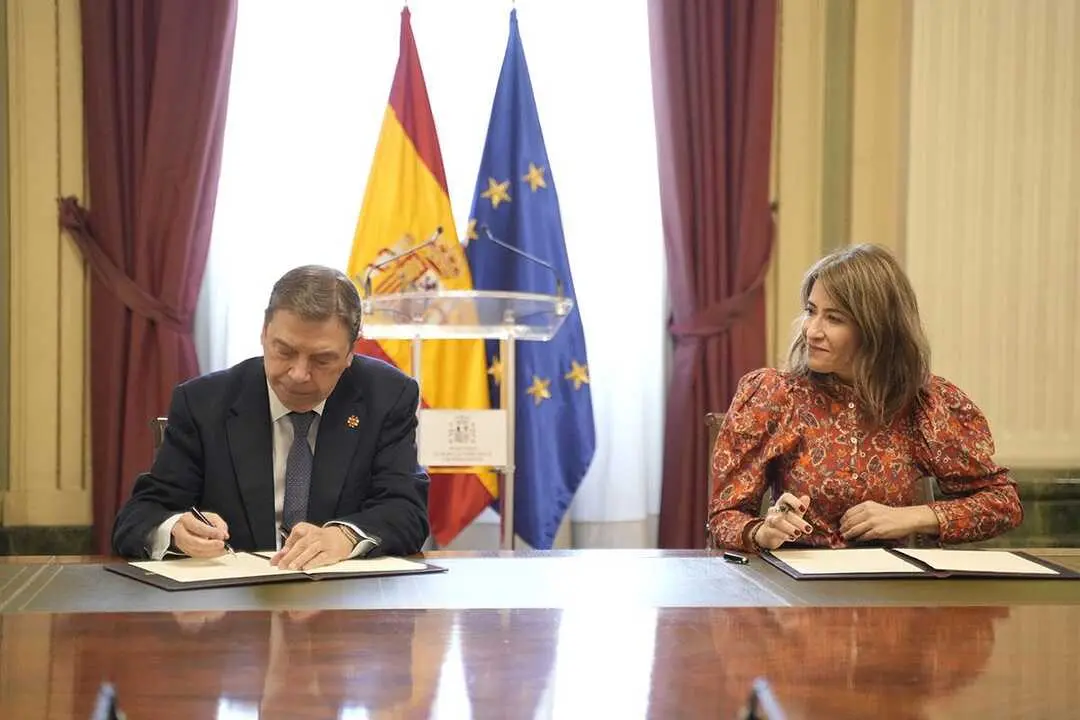 El ministro de Agricultura, Pesca y Alimentaci&oacute;n, Luis Planas, y la presidenta de Paradores, Raquel S&aacute;nchez, durante la firma del convenio. (Pool Moncloa)