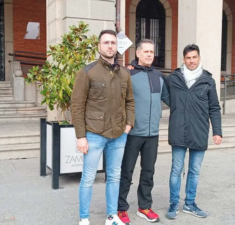 Bomberos de Zamora frente al Ayuntamiento