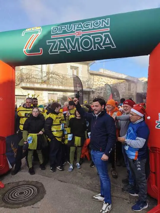 Juan del Canto da la salida a la carrera