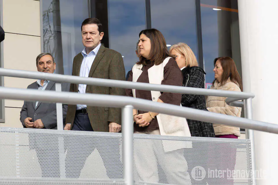 La alcaldesa con Ma&ntilde;ueco en la inauguraci&oacute;n de la estaci&oacute;n de autobuses de Benavente