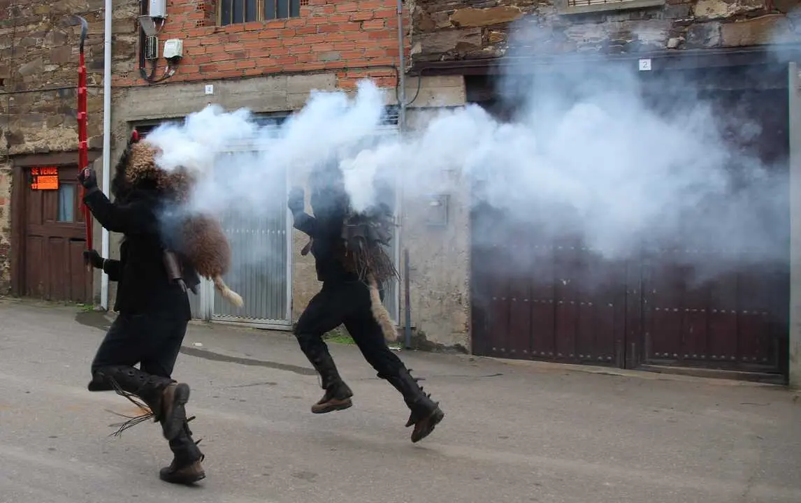 Los Diablos envueltos en humo Foto Marisa Gonz&aacute;lez