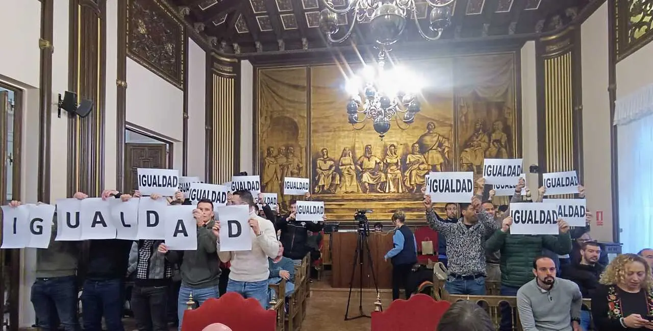Bomberos en la Pleno del Ayuntamiento