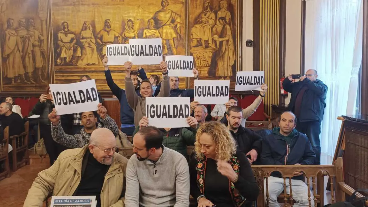 Bomberos en la Pleno del Ayuntamiento