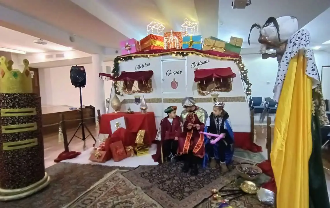 Un ni&ntilde;o y una ni&ntilde;a en la Caravana de los Reyes Magos que se ha instalado en La Alh&oacute;ndiga