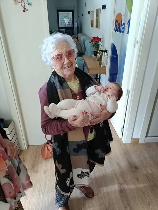 Marif&eacute; Pascual con su bisnieta Carla