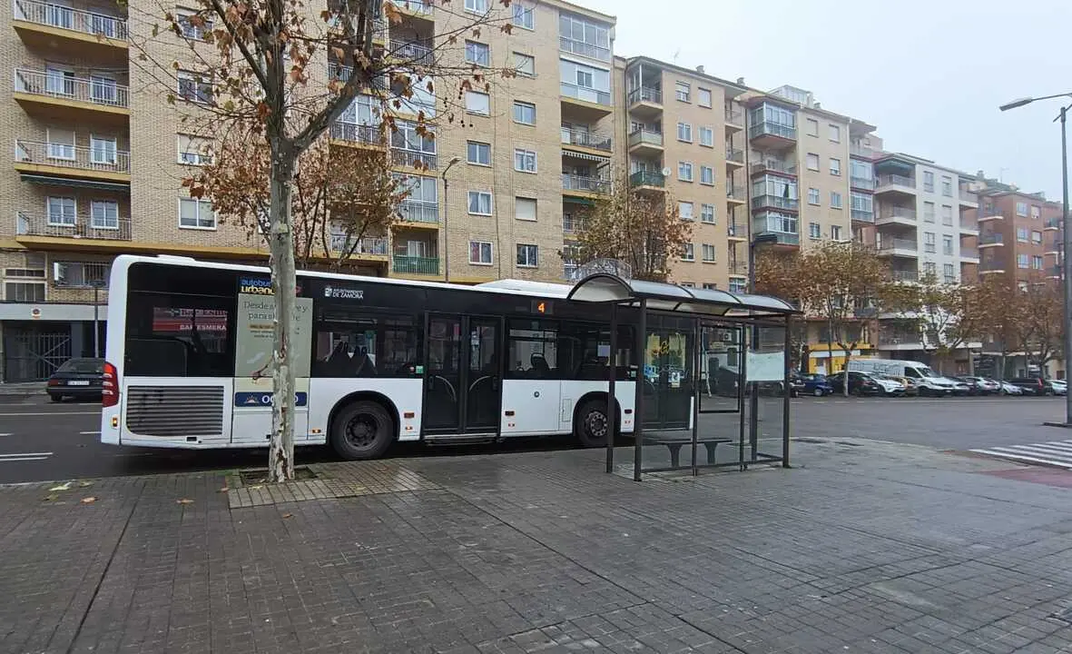 Autob&uacute;s urbano en la parada de  Federico Cantero Villamil