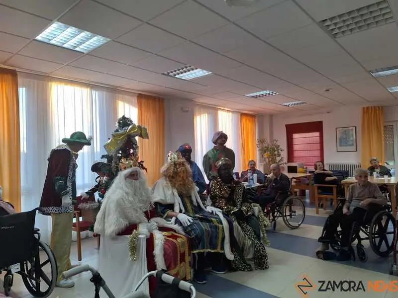 los Reyes Magos visitan la Residencia de Santib&aacute;&ntilde;ez de Tera _4