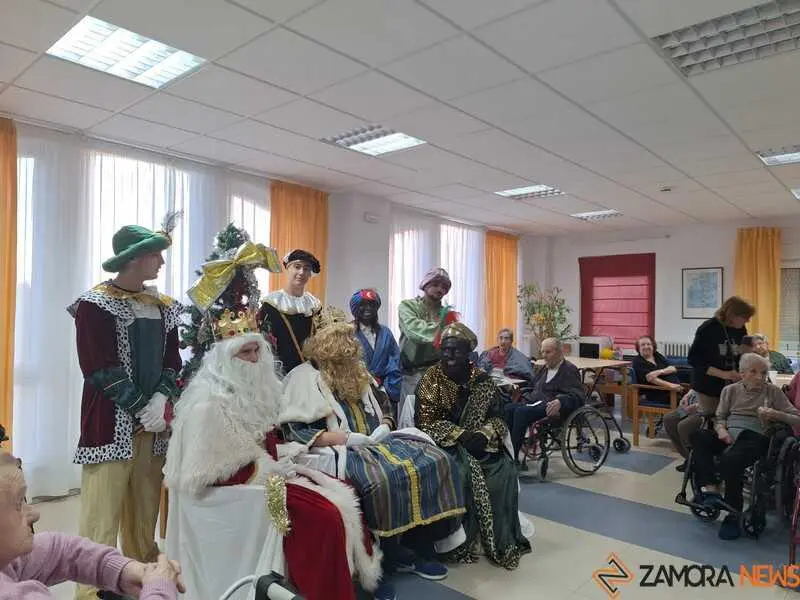 los Reyes Magos visitan la Residencia de Santib&aacute;&ntilde;ez de Tera _5