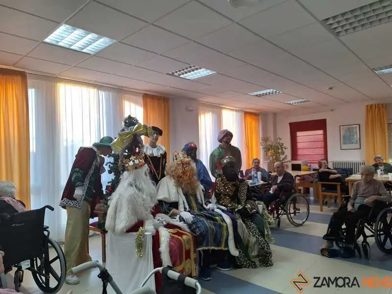 los Reyes Magos visitan la Residencia de Santib&aacute;&ntilde;ez de Tera _6
