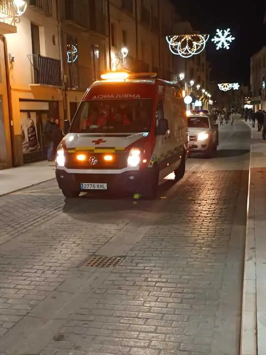 Ambulancia de Cruz Roja en la comitiva