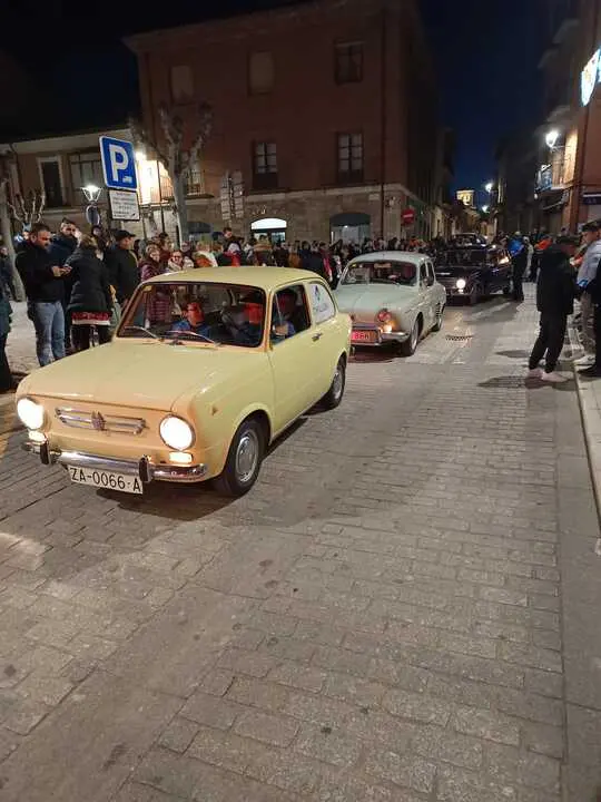 Coches acompa&ntilde;an a la Cabalgata
