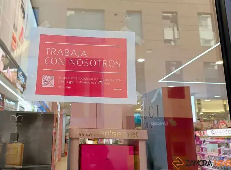 Anuncio para contratar personal en un comercio de Zamora. Imagen de Archivo